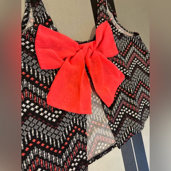 Women’s Chevron Cropped Tank Top with Split Back and Bow Size Large - Picture 3 of 8